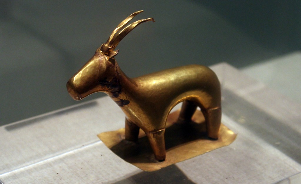 Esihistoriallisen Theran museossa esillä oleva kultainen kaurista esittävä figuuri löydettiin vuonna 1999.