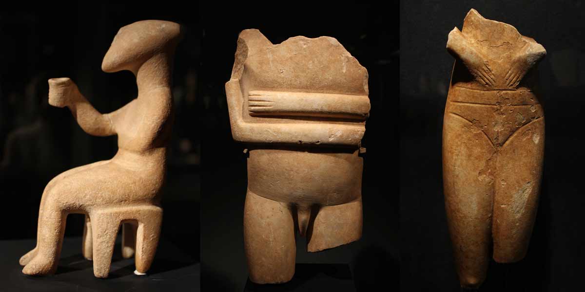 Kolme kykladista idolia Kykladisen taiteen museosta