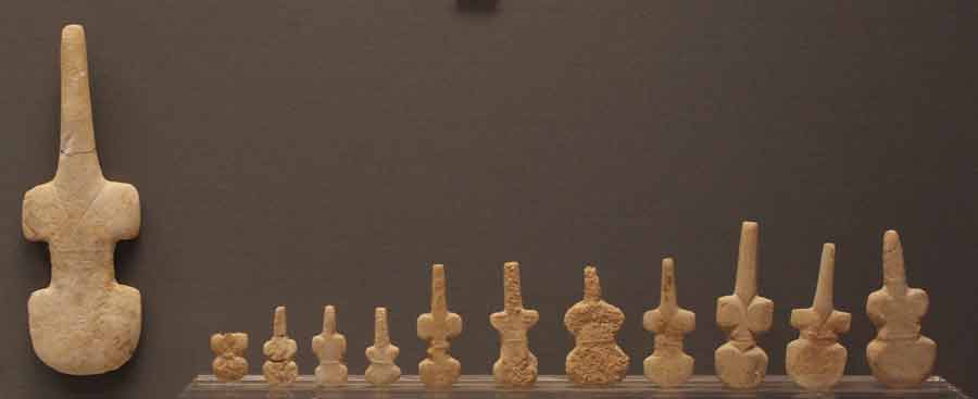 Viulunmuotoisia idoleita. Tämä muotokieli oli voimissaan 3200–2800 eKr. Viulunmuotoisuudestaan huolimatta nämä esittivät ihmishahmoja. Joissakin patsaissa esiintyy mm. viivalla piirretty häpykolmio. Viulunmuotoiset figuurit olivat yleensä ohuita ja pienikokoisia.