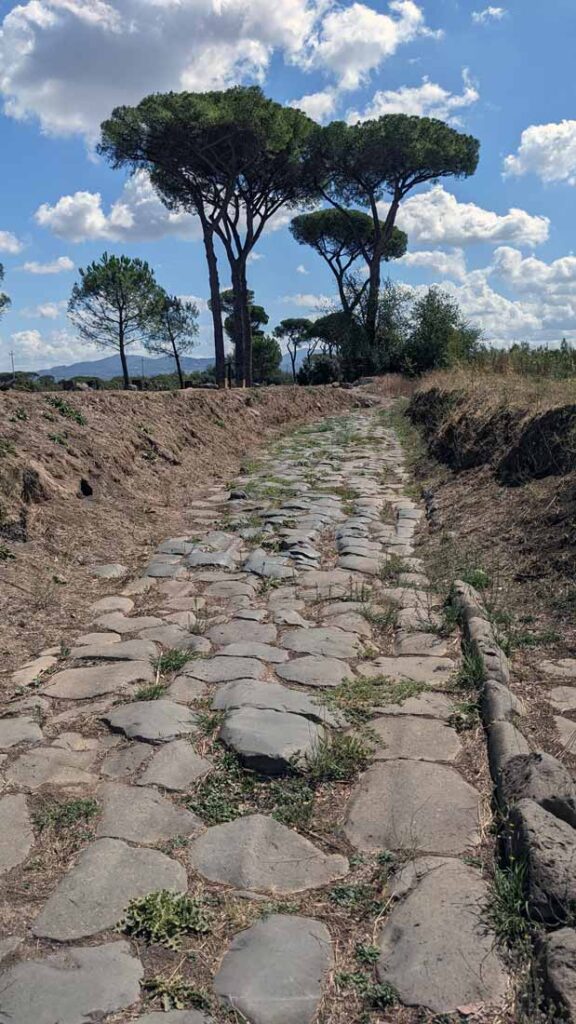 Kivettyä Via Latina -tietä on kaivettu esiin maan alta.